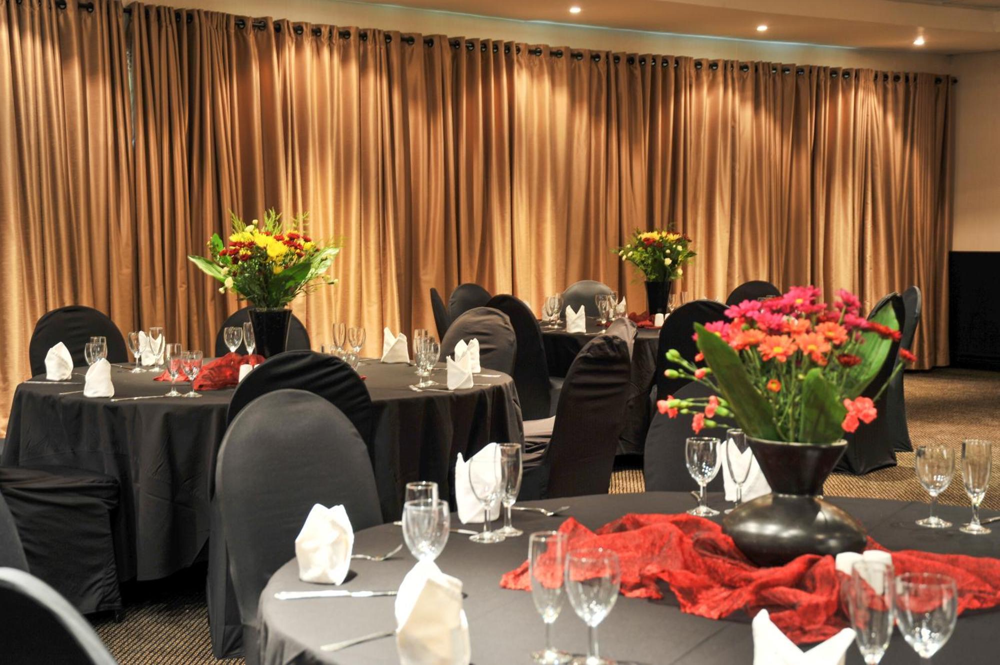 Safari Hotel & Convention Centre Rustenburg Exterior foto
